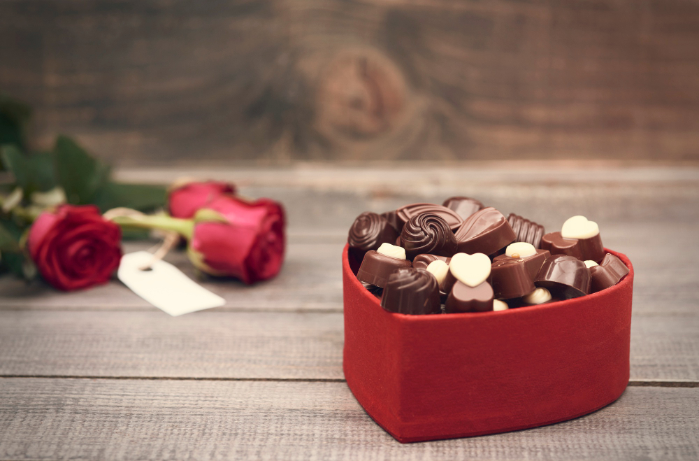 קופסה אדומה בצורת לב ממולאת בשוקולדים